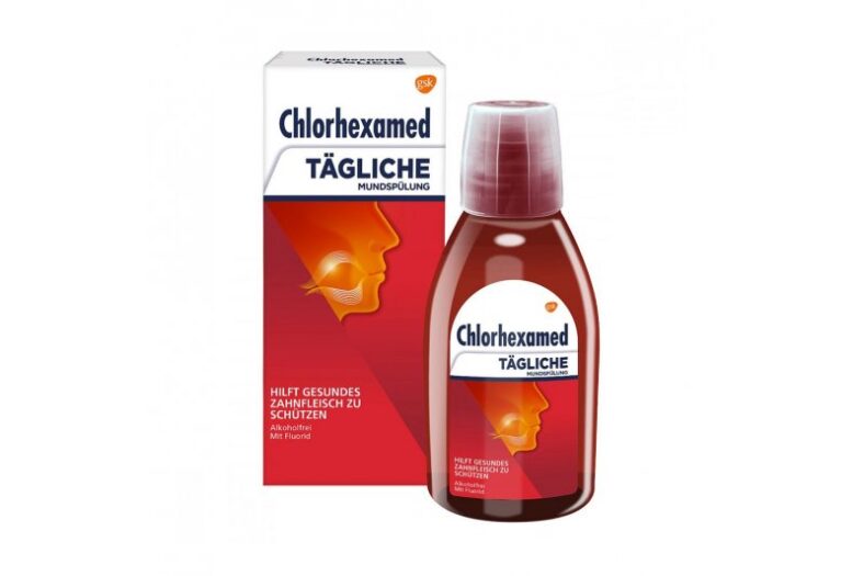 Chlorhexamed tägliche Mundspülung in einer roten Flasche mit Kunststoffverschluss und Kartonverpackung im Hintergrund.